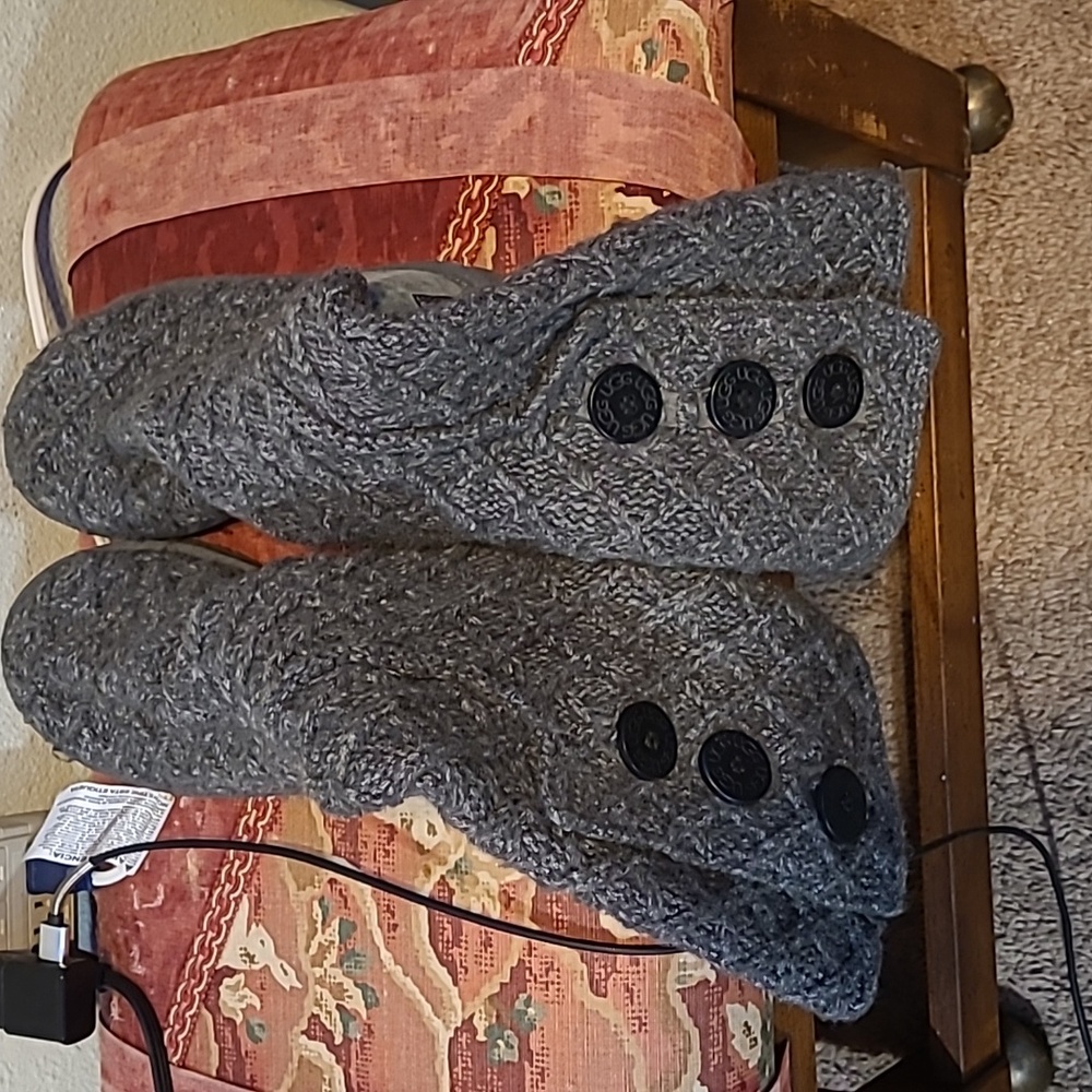 Like New: UGG lattice cardy II Grey button sweater winter boots Size 8